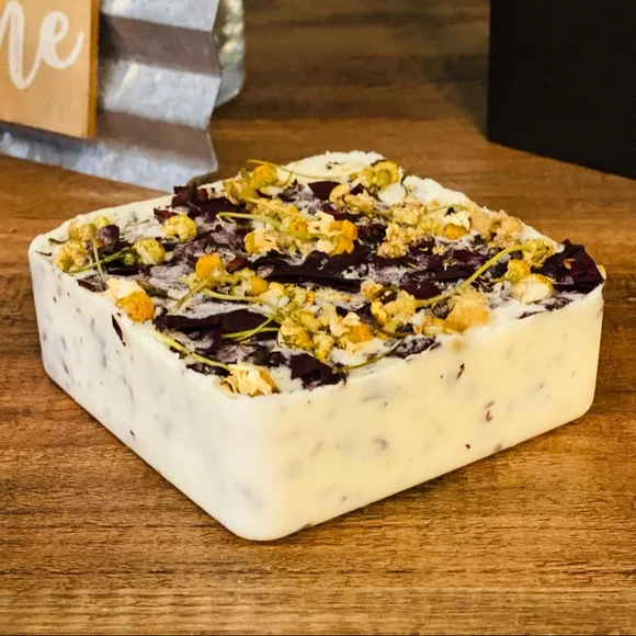 BOTANICAL Chamomile Rose Essential Oil Goat Milk & Cream Lather - Picture 2 of 2